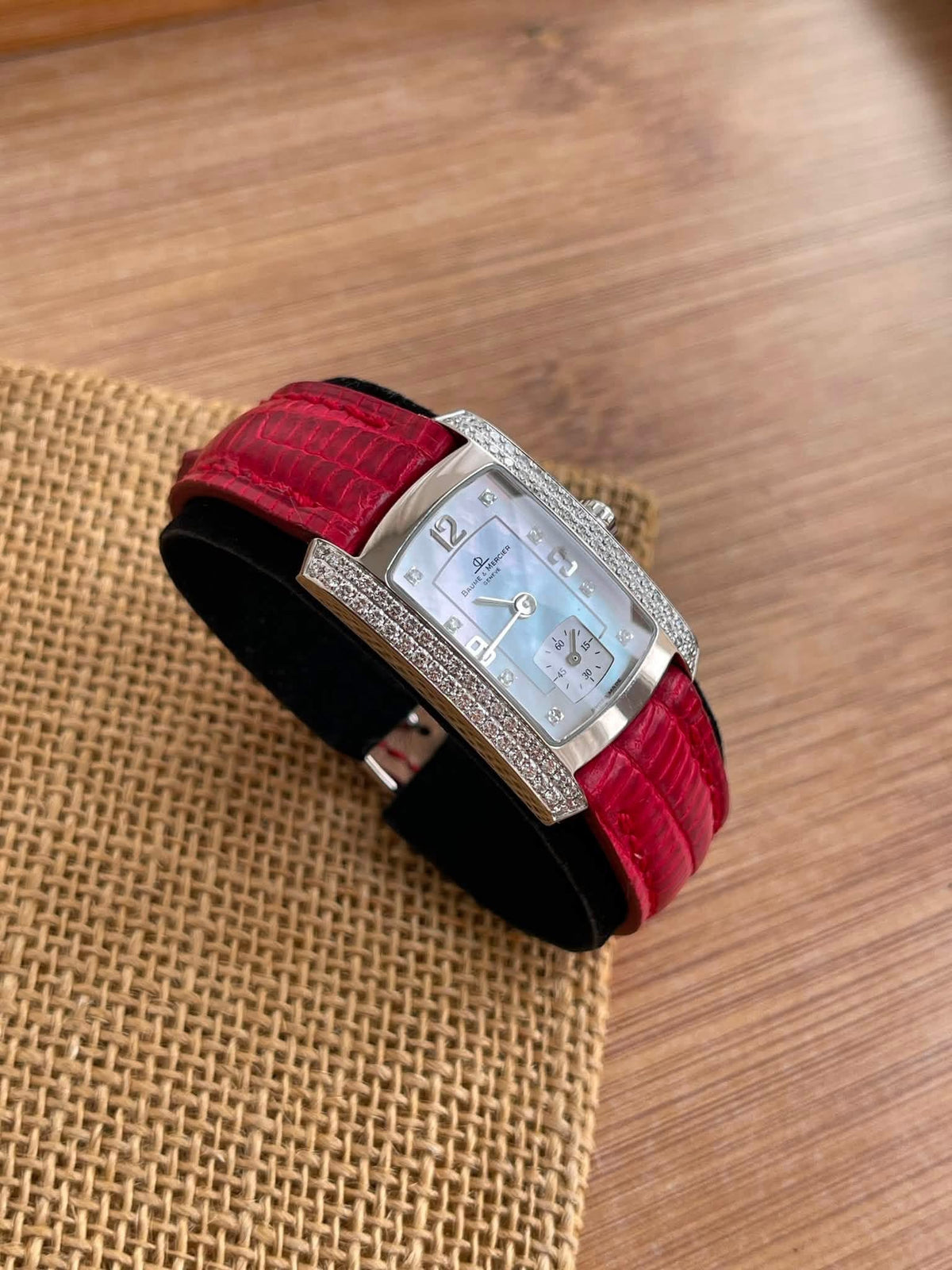 Baume & Mercier Hampton Aur Alb 18k și diamante 22x28mm Ref. 65335 - Mother of pearl