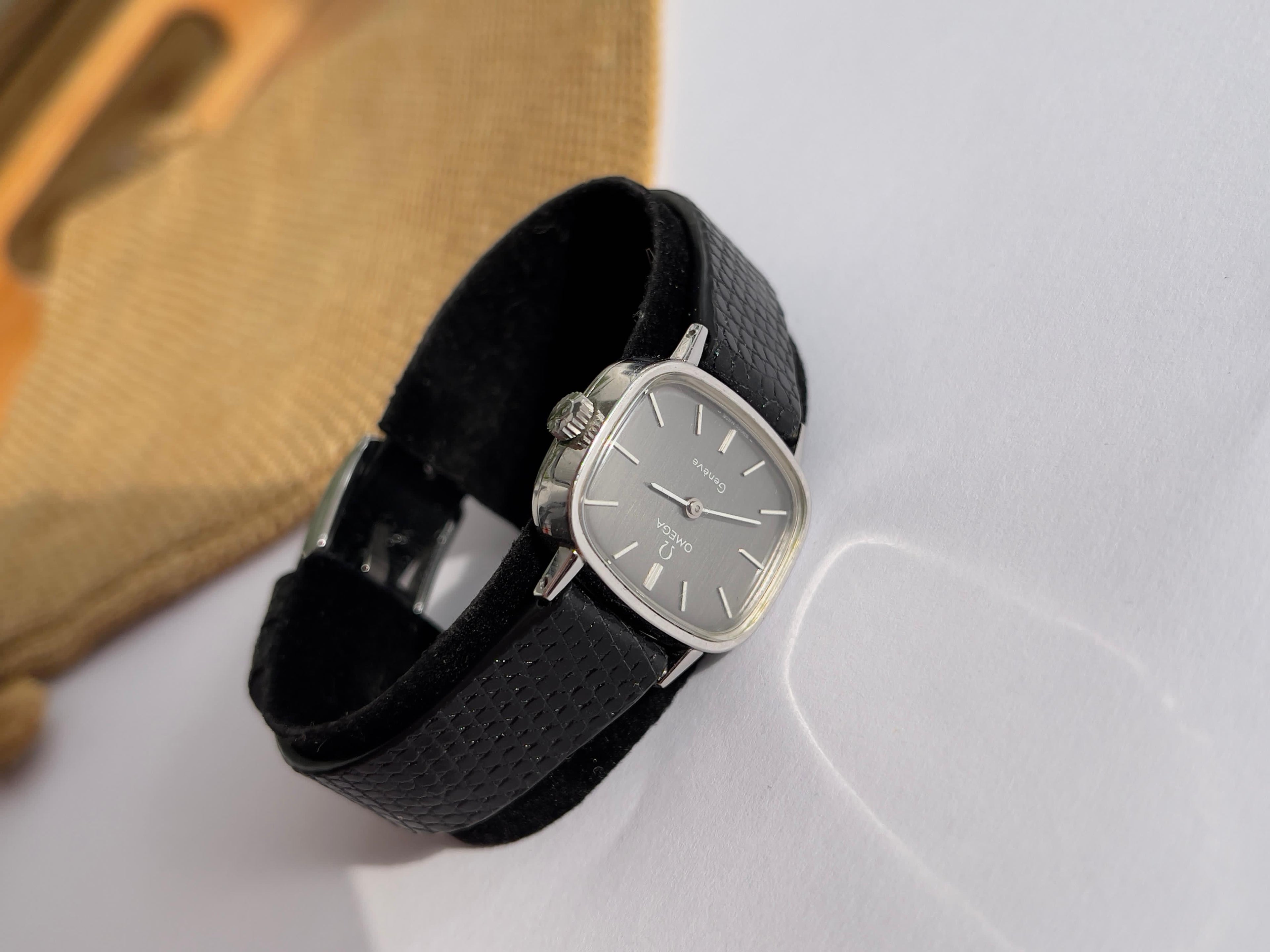 Ceas Omega Lady - Mecanic - Impecabil - placat aur 18K alb Referințǎ 511.413