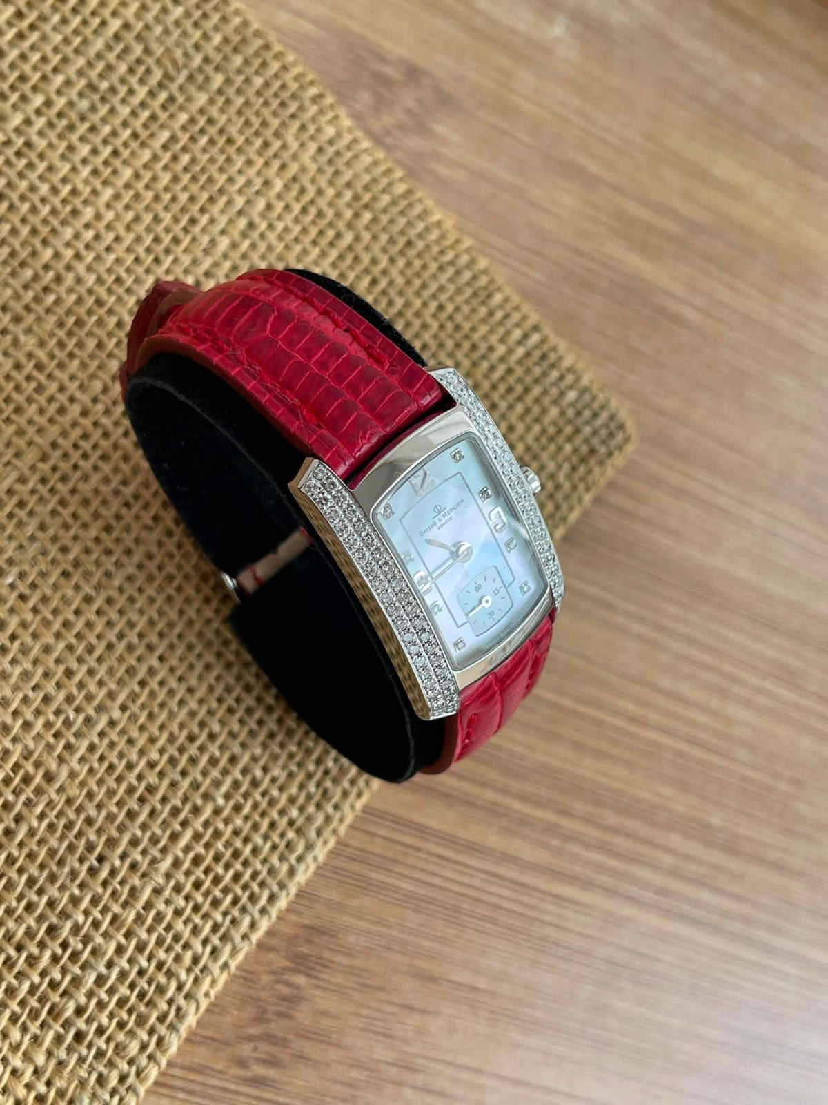 Baume & Mercier Hampton Aur Alb 18k și diamante 22x28mm Ref. 65335 - Mother of pearl