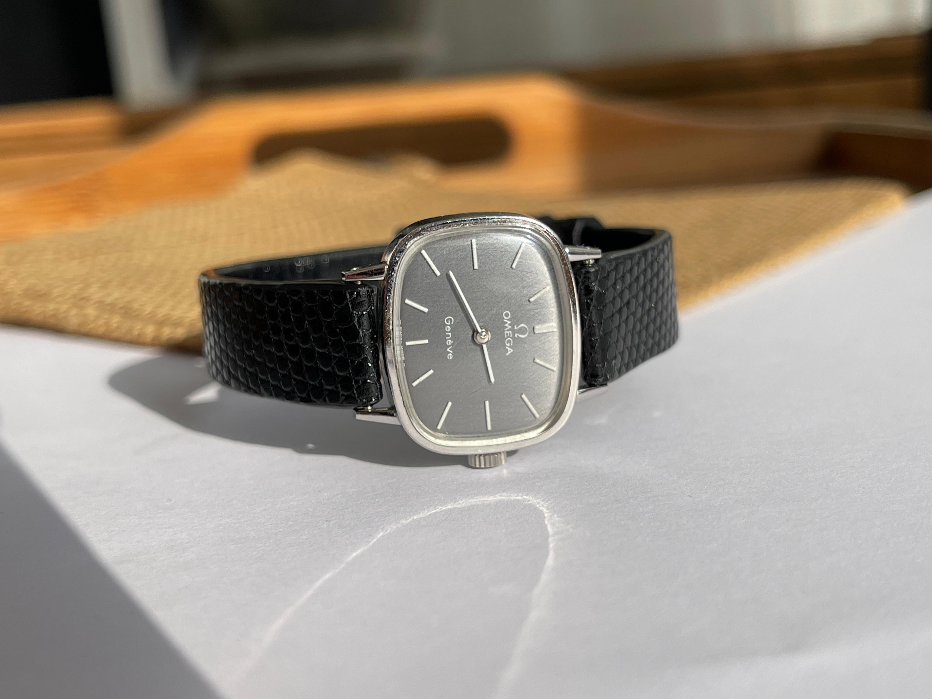 Ceas Omega Lady - Mecanic - Impecabil - placat aur 18K alb Referințǎ 511.413