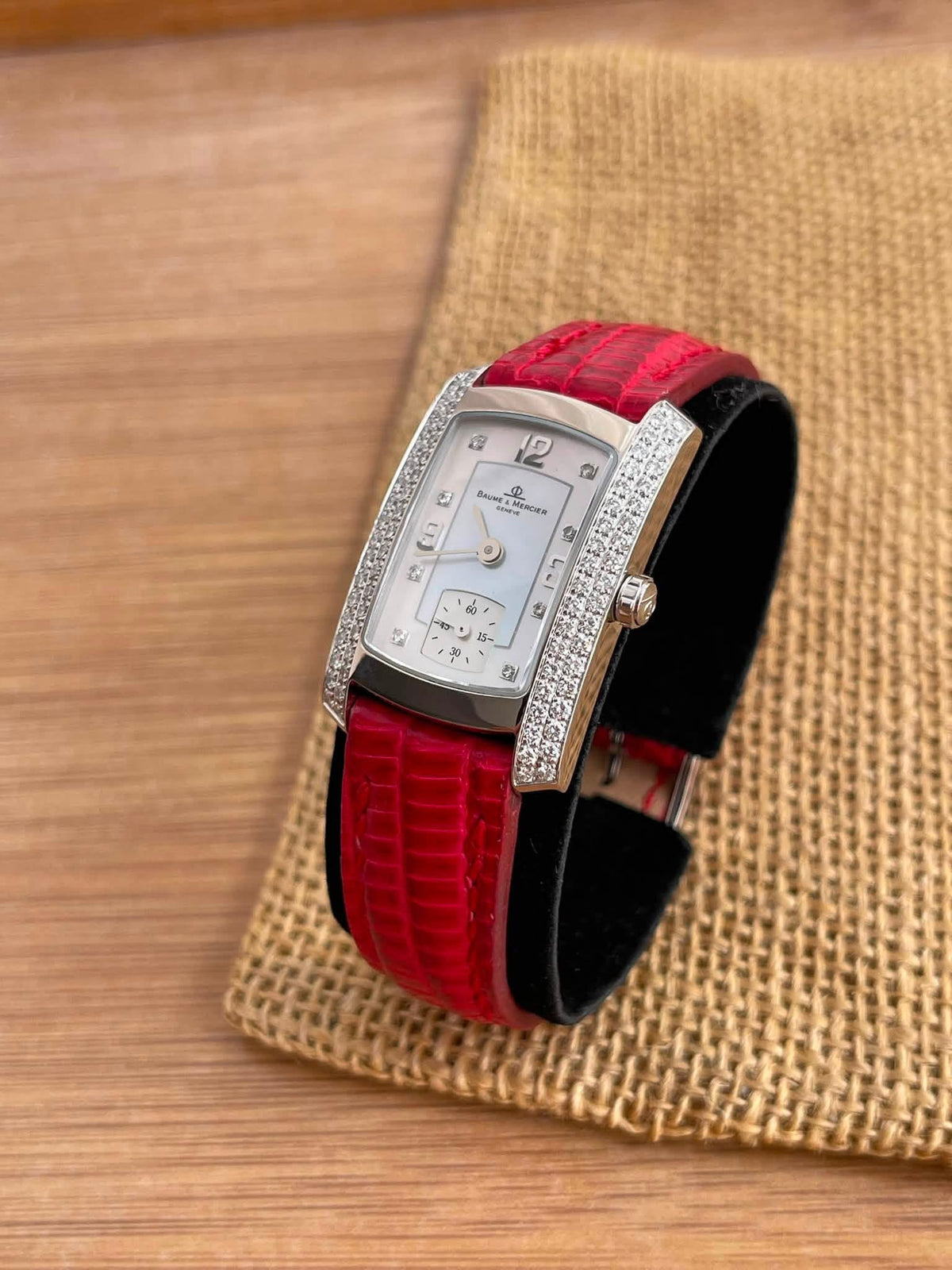 Baume & Mercier Hampton Aur Alb 18k și diamante 22x28mm Ref. 65335 - Mother of pearl